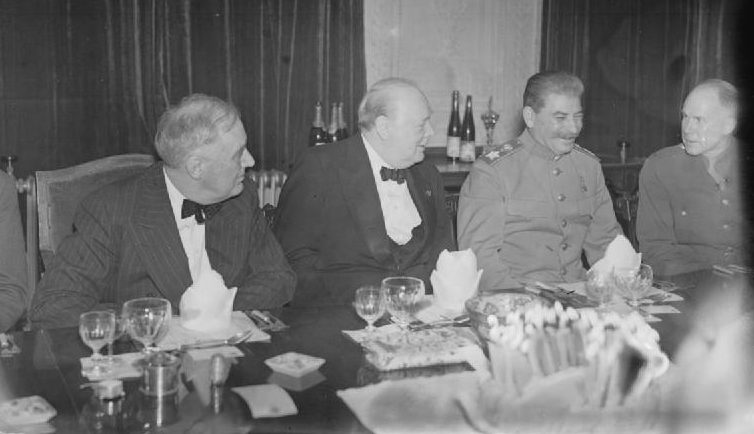 Сталин, Рузвельт и Черчилль во время Тегеранской конференции. Декабрь 1943 г. 