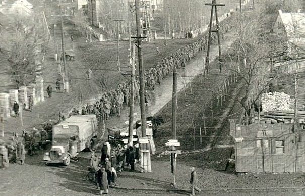 Город в оккупации. 1943 г. 
