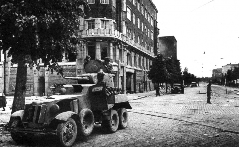 Советский бронеавтомобиль БА-10 на улице Выборга. Июнь 1944 г.