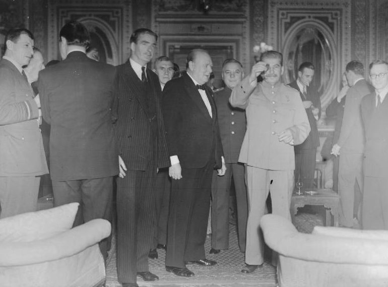 Сталин на приеме по случаю 69-летия премьер-министра Черчилля. Тегеран, декабрь 1943 г. 