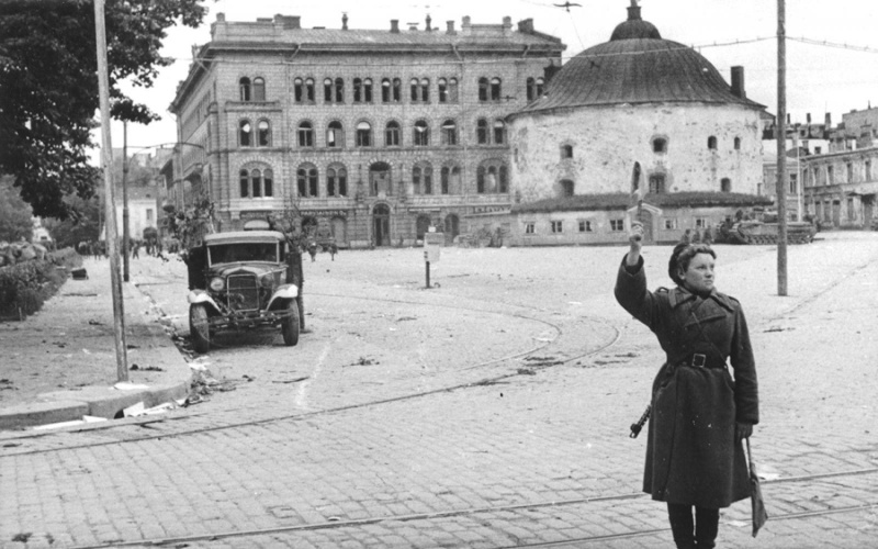 Советская регулировщица на улице освобожденного Выборга. Июнь 1944 г.