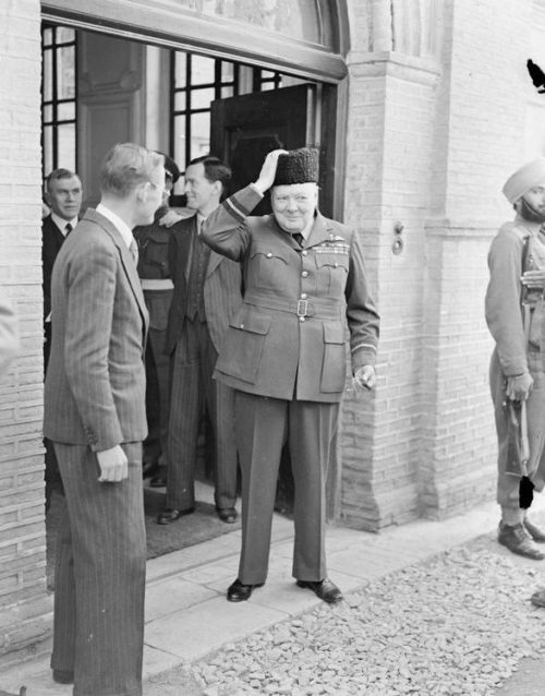 Черчилль в подаренной на день рождения иранской шапке. Декабрь 1943 г.