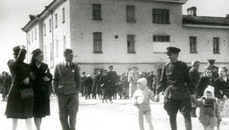 Участники митинга в День Победы на площади 25 Октября. Петрозаводск, 9 мая 1945 г.
