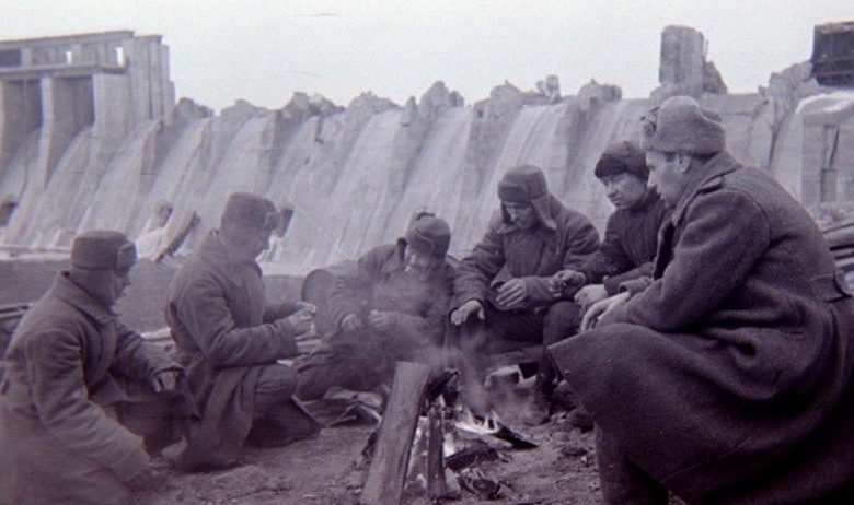 Советские бойцы у плотины. Октябрь 1943 год.