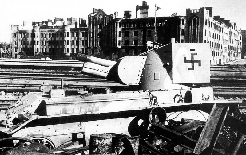 Финское самоходное штурмовое орудие, подбитое на железнодорожной станции. Июнь 1944 г.