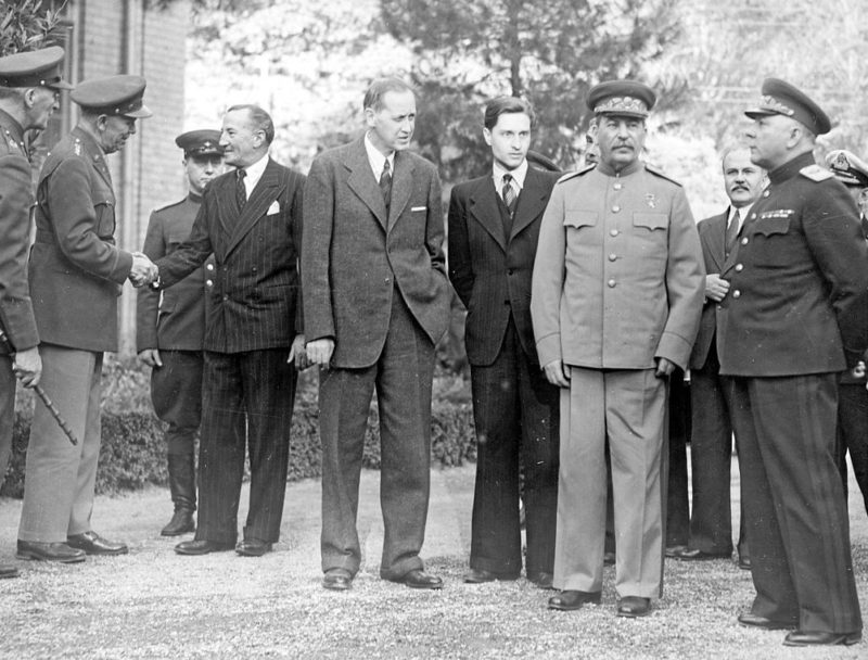 Ворошилов, Сталин, переводчик, Гарри Хопкинс, генералы Арчибальд Кларк Кир и Джордж К. Маршалл. Тегеран, декабрь 1943 г.