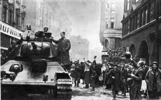 Красная Армия входит в город. Октябрь 1943 г.