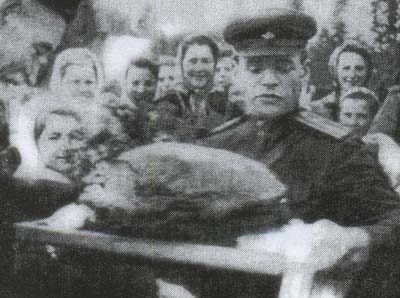Жители Запорожья встречают воинов-освободителей. Октябрь 1943 г. 