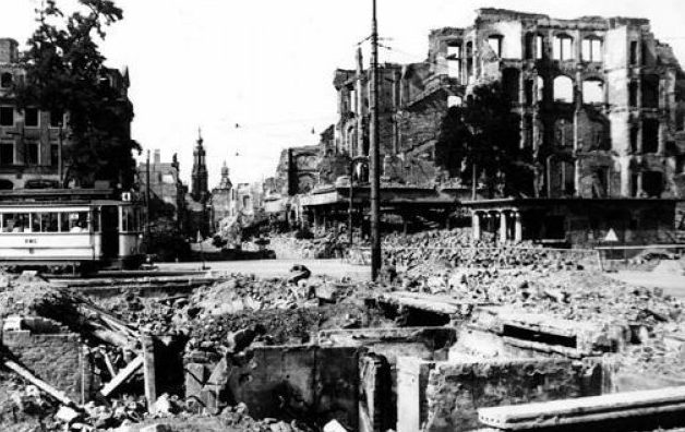 Здания в Софии, поврежденные бомбардировками Союзников. 1944 г.