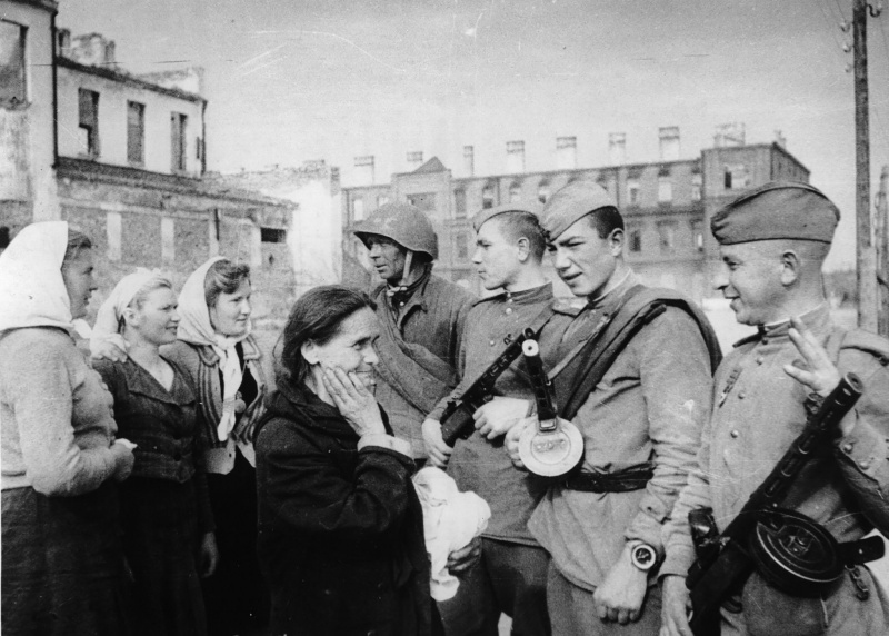 Горожане встречают освободителей. 26 июня 1944 г.