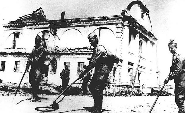 Советские саперы в районе бывшей Мало-Могилевской улицы. 26 июня 1944 г.