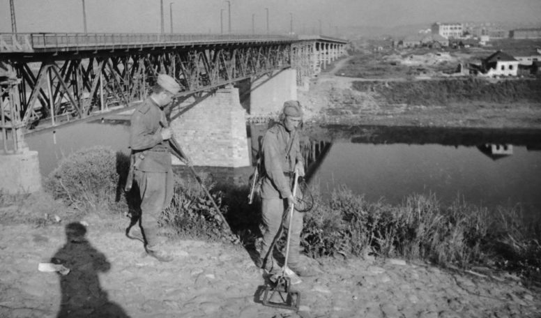 Саперы ведут разминирование возле моста в освобожденном Витебске. Июнь 1944 г.