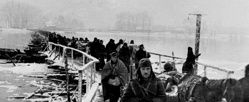Болгарские части пересекают реку Дунай у села Бездан. Венгрия, 2 января 1945 г.