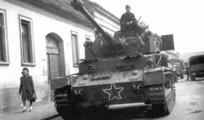 Трофейный танк на службе болгарской армии. Венгрия, 2 марта 1945 г.