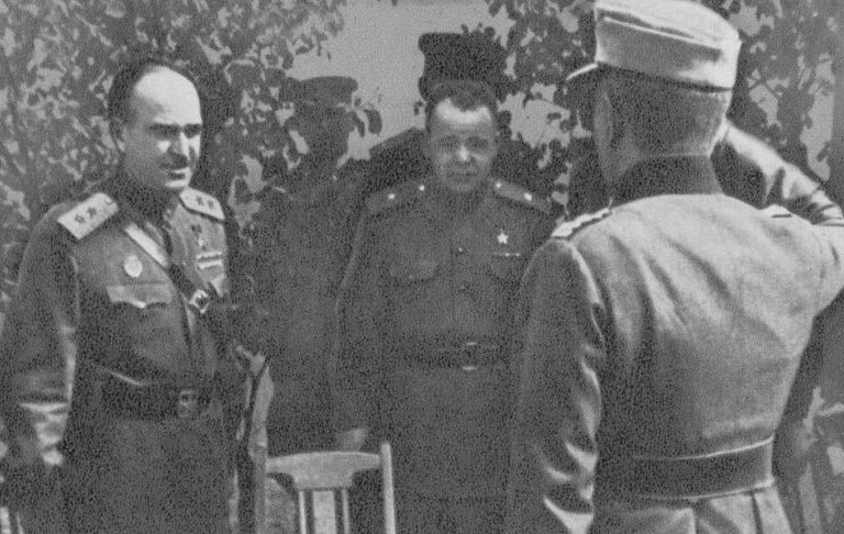 Командующий 39-й армией И. И. Людников и пленный комендант «крепости» Витебск Ф. Гольвитцер. Июнь 1944 г. 