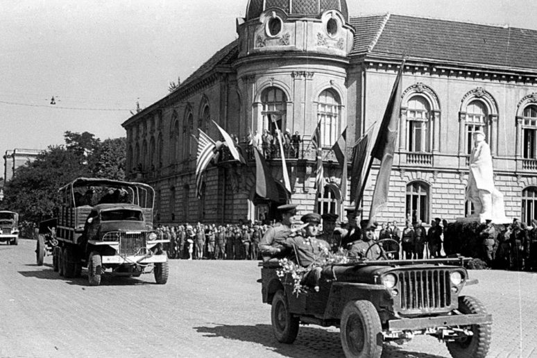Торжественный марш колонны советских войск по улице Софии. Май 1945 г. 