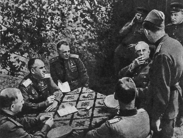 Командующий 39-й армией И. И. Людников и пленный комендант «крепости» Витебск Ф. Гольвитцер. Июнь 1944 г. 