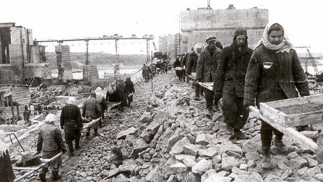 Работы по восстановлению ДнепроГэса. 1944 г. 