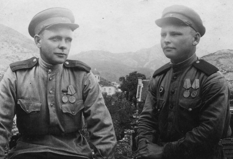 Военнослужащие из отдела контрразведки СМЕРШ 37-й армии в Болгарии. Май 1945 г.