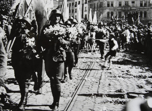 София приветствует 1-ю болгарскую армию после возвращения с фронта. 17 июня 1945 г.