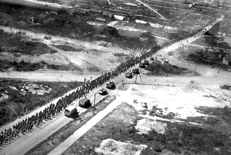 Колонна немецких пленных на шоссе Витебск – Смоленск. Июнь 1944 г.
