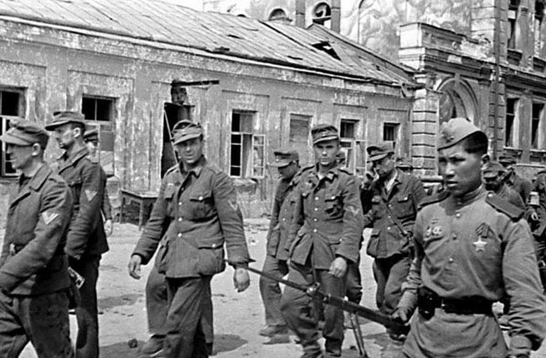 Колонна немецких пленных на площади Свободы. Июнь 1944 г.