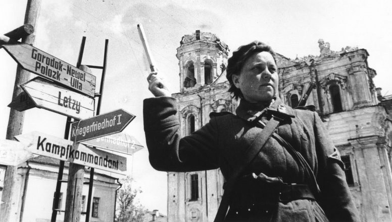 Советская регулировщица у Николаевского собора в освобожденном Витебске. Июнь 1944 г.