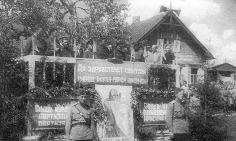 Партизанский парад на Сенной площади. 23 июля 1944 г. 