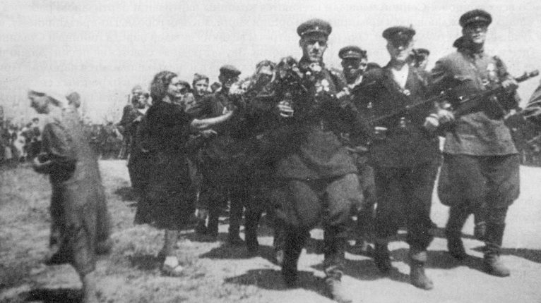 Партизанский парад на Сенной площади. 23 июля 1944 г. 