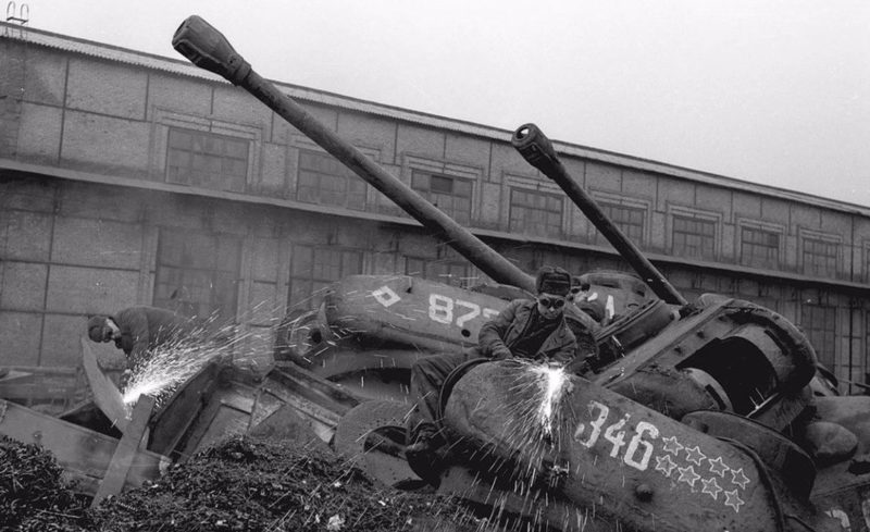 На заводе Запорожсталь разрезают списанную бронетехнику. 1944 г.