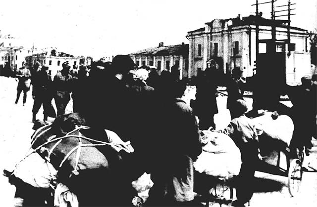 Беженцы возвращаются в освобожденный город. Июль 1944 г. 