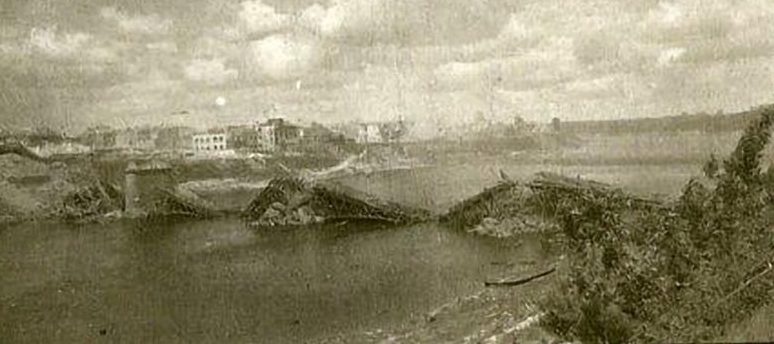 Разрушенный Двинский мост. 1944 г. 