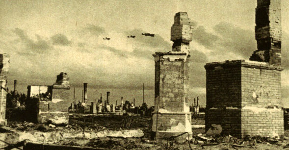 Разрушения в городе. 1944 г. 
