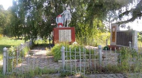 п. Александровский Касторенского р-на. Памятник на улице парковой, установленный на братской могиле, в которой похоронено 126 советских воинов, в т.ч. 68 неизвестных.