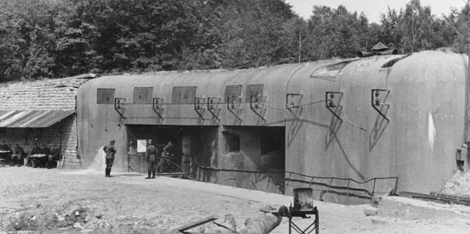 Немецкие солдаты у захваченных боевых блоков французского форта. Июнь 1940 г.