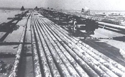 Сборка двухсотметровых плетей трубопровода на береговой строительной площадке. 