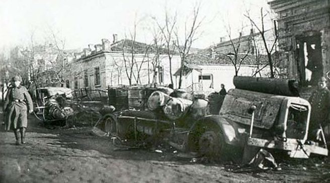 Разбитая советская техника на улицах города.
