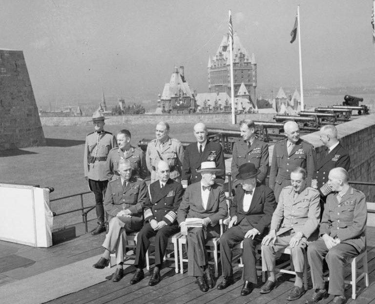Франклин Рузвельт и Уинстон Черчилль на конференции в Квебеке со своим окружением.