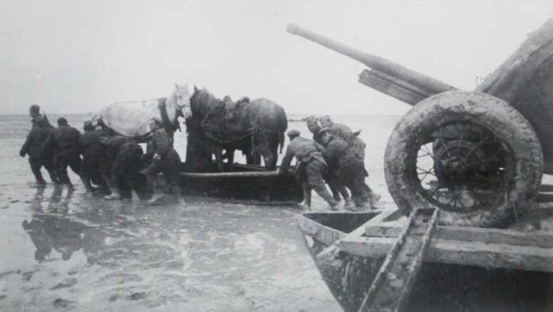 Советские войска переправляют боевую технику и лошадей через Сиваш. Декабрь 1943 г. 