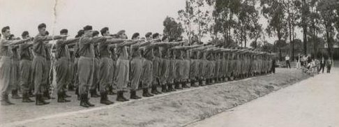 Военные сборы мужчин после 18 лет для базовой военной подготовки. 1940 г.