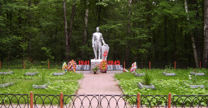 д. Коровино Железногорского р-на. Памятник, установленный на братской могиле, в которой похоронено 152 советских воина, умерших от ран в полевом госпитале №180 в феврале 1943 года. 