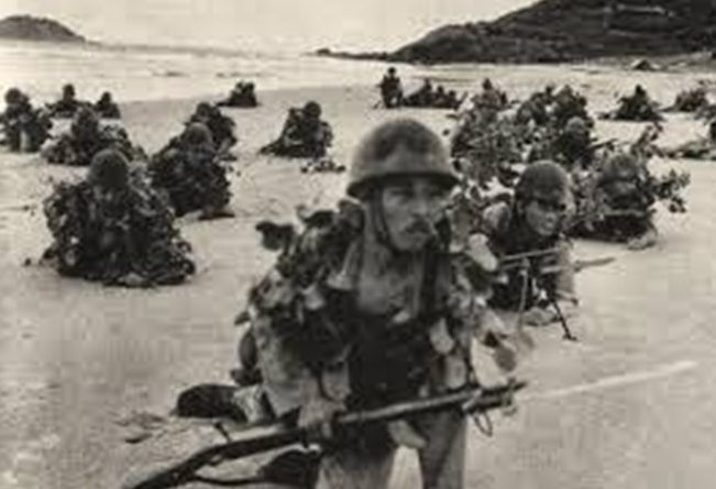 Высадка японского десанта на берег в Кота-Бару.
