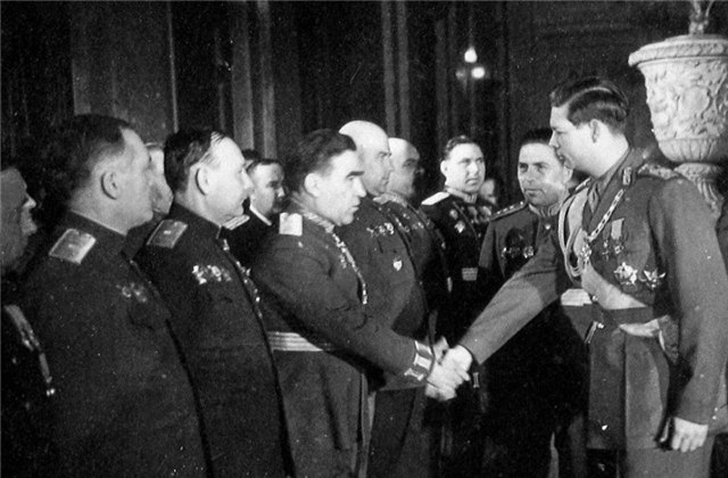 Михай I с орденом «Победа» среди советских генералов. 
