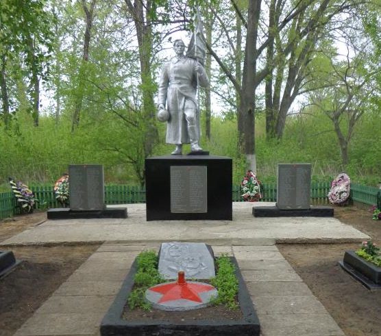 п. Белогорье Касторенского р-на. Памятник, установленный в 1953 году на братской могиле, в которой похоронено 73 советских воина, в т.ч. 44 неизвестных, погибших в 1943 году. 
