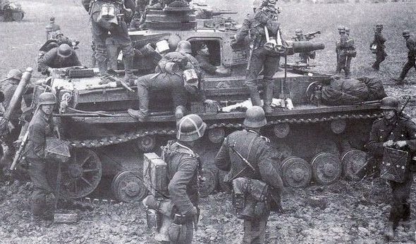 1-я немецкая танковая армия прорывает оборону севернее Орехова.