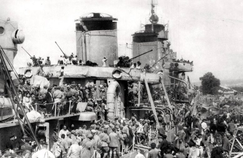 Раненые солдаты и эвакуируемые мирные жители, прибывшие из осажденного Севастополя, сходят на берег с борта лидера эсминцев «Ташкент» в порту Новороссийска. Июнь 1942 г. 