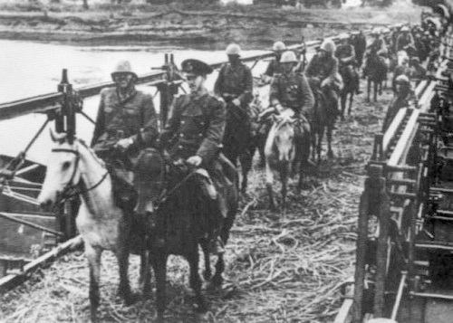 Румынская кавалерия пересекает р. Прут . 1941 г. 
