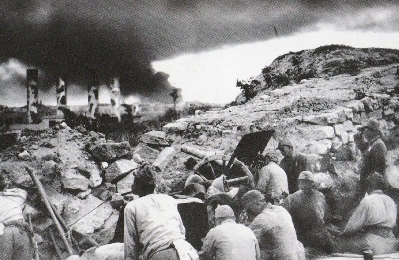 Японские войска ведут бой за Гонконг.