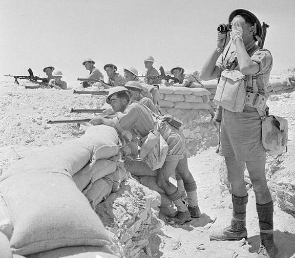 Британские пехотинцы, укрепившиеся у Эль-Аламейна. 17 июля 1942 года. 