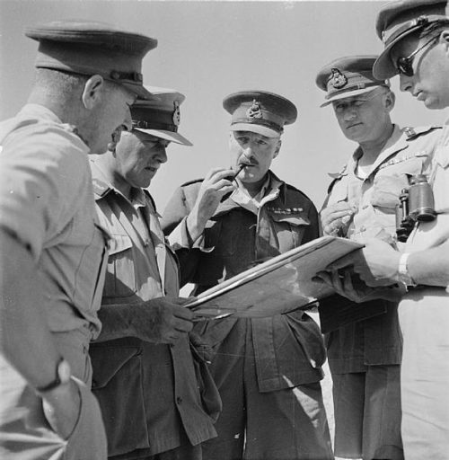 Генерал-майор Нил Ричи с командирами подразделений. 31 мая 1942 года.